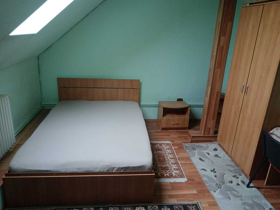 închiriez o camera cu baie pentru o persoana