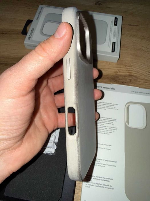 Vand husa piele Decoded iPhone 16 PRO noua