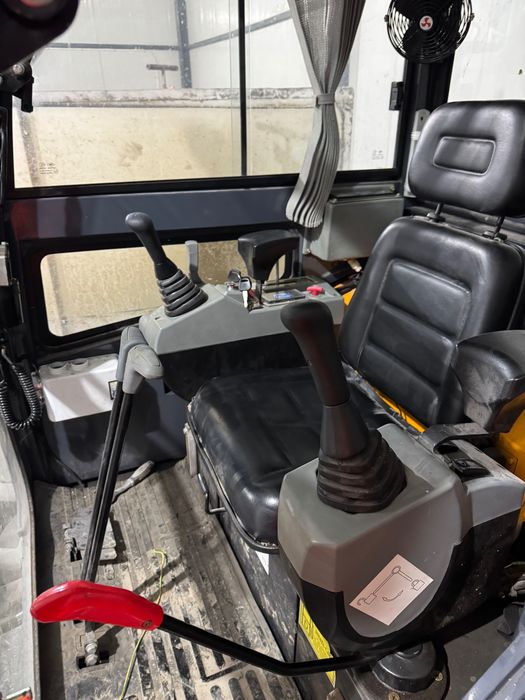 Miniexcavator 2100kg 150 de ore