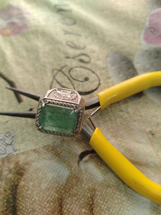 Продаётся перстень с натуральным изумрудом