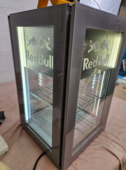 Нова в кашон 360 градуса витрина Red Bull Ред Бул