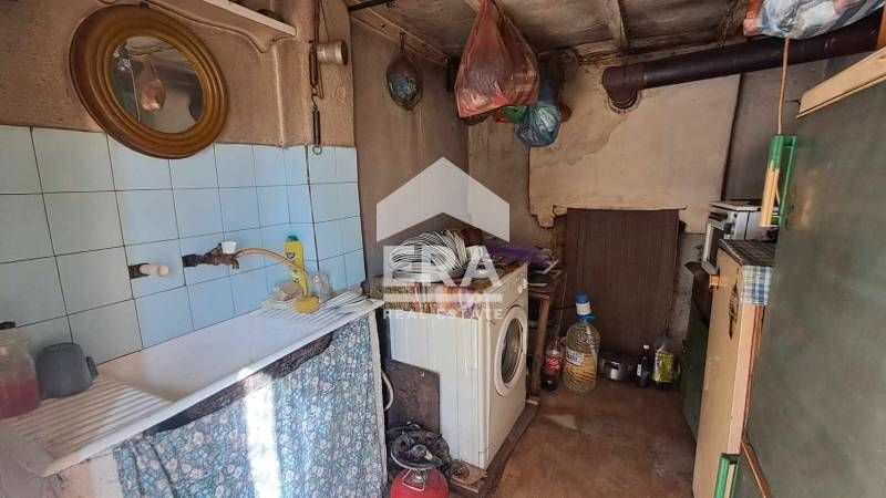 Двуетажна каменна къща за продажба, с голям двор, гараж, лятна кухня и
