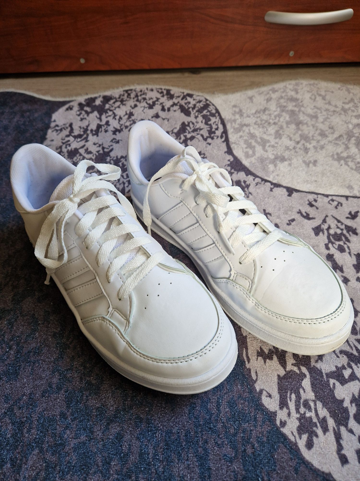 Обувки Adidas бели