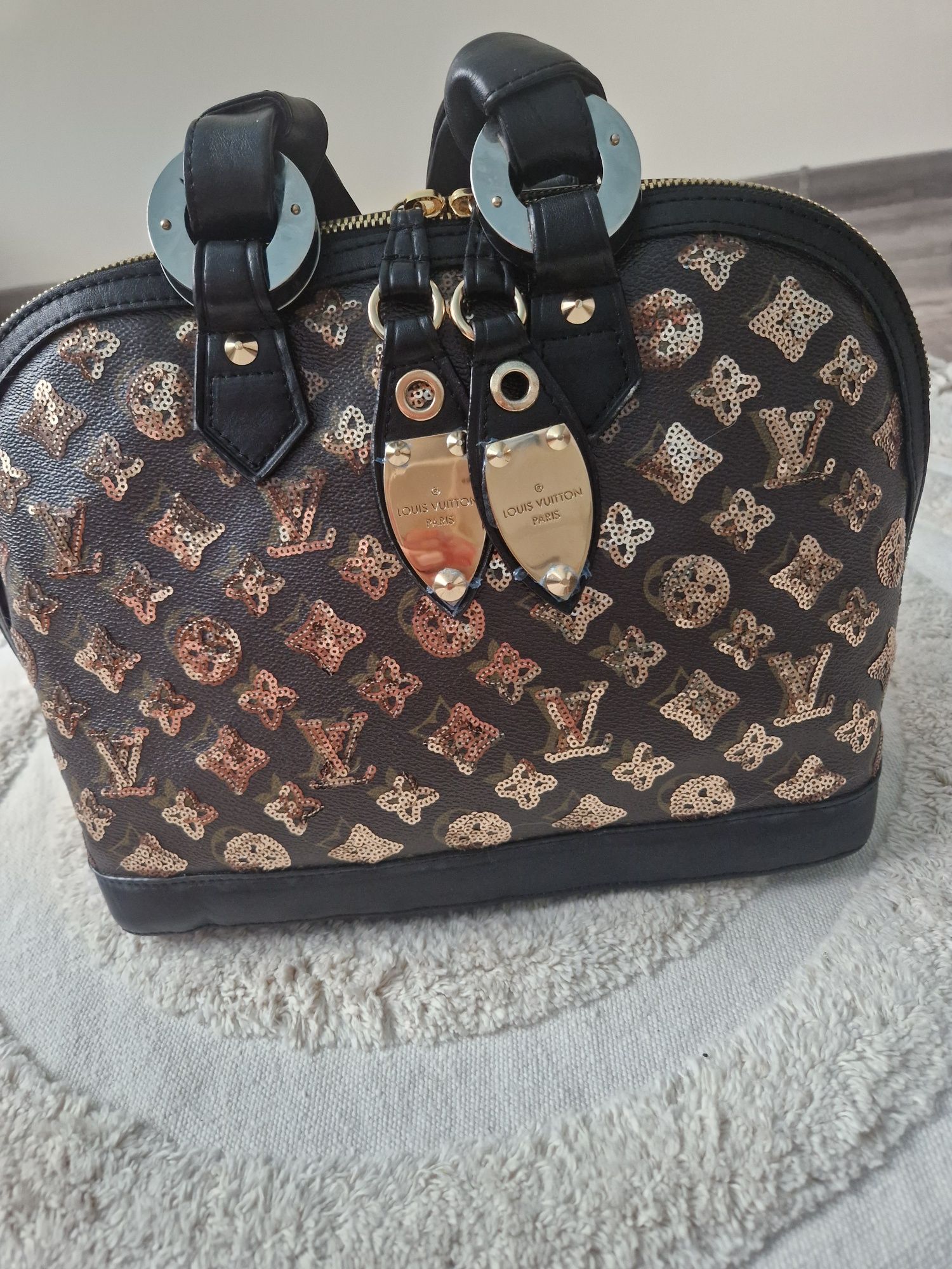 Lui Vuitton Луксозна дамска чанта в кафяв цвят със златисти пайети