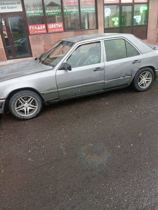 Машина Мерседес 124