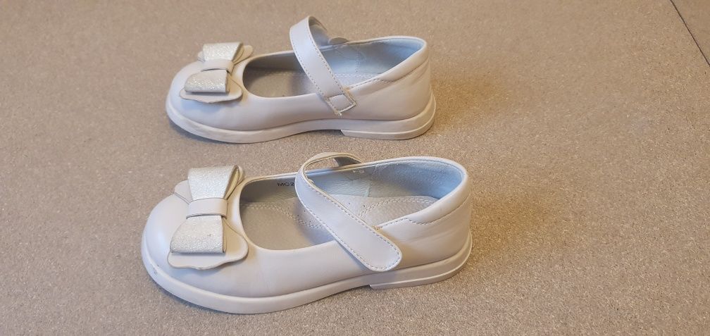 Pantofi crem fetite