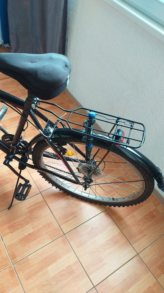 Vând bicicletă foarte puțin utilizată.