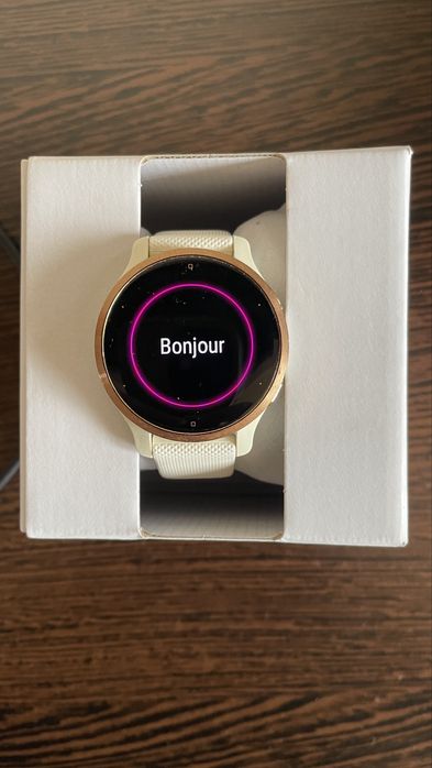 Garmin Venu 2S – Alb cu bezel auriu (Gold), model de damă – 700 lei