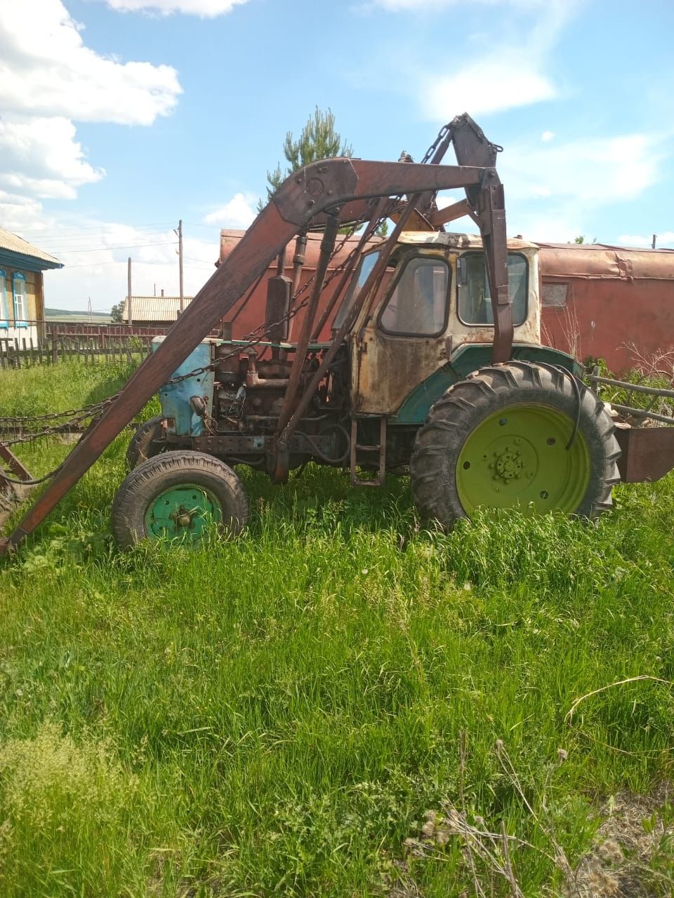 Продам 2 трактора ЮМЗ 6 один со стогометателем,оба в рабочем состоянии