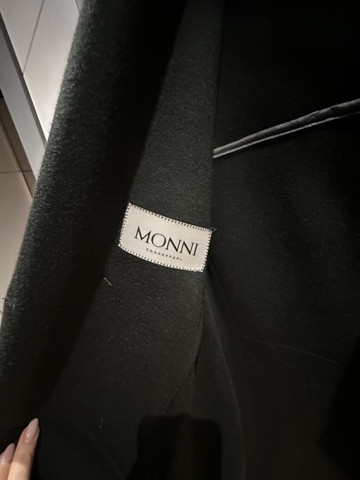 Палто на марката Monni