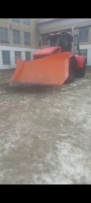 отвал  для снега клиновидные  на переднюю навеску трактора  Кировец