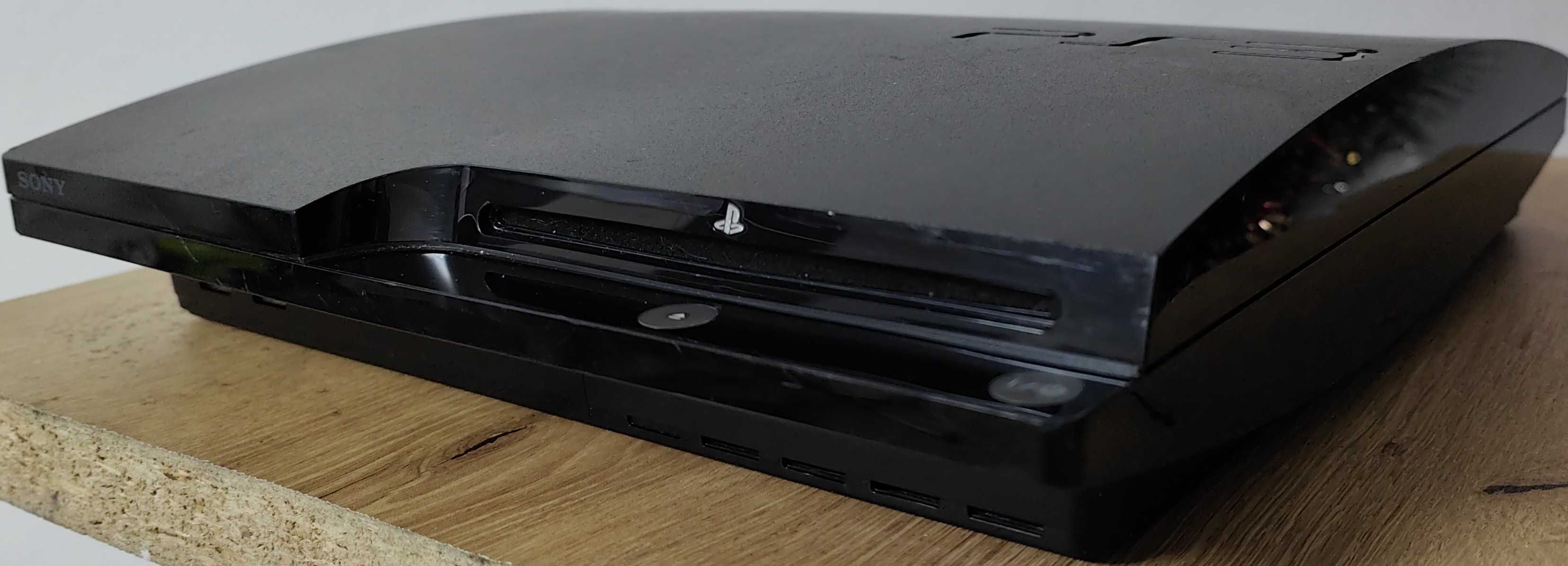 Consola PlayStation Slim 3 modata cu accesorii si 22 jocuri de top