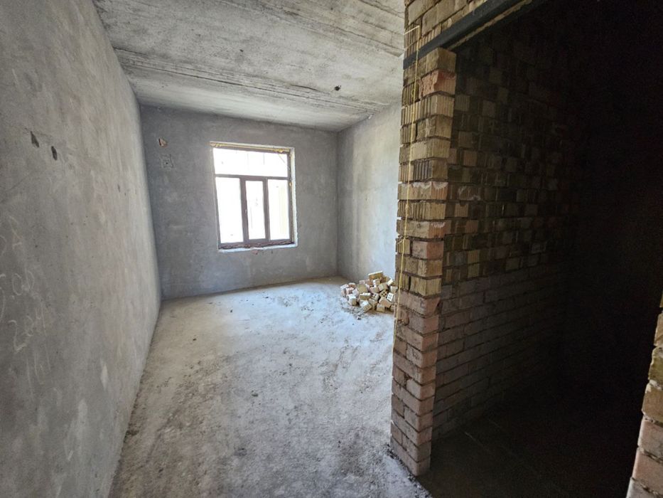 Коробка. 1100$ 1 кв.м Гагарина 2 этаж 4 хона 136кв сквозной