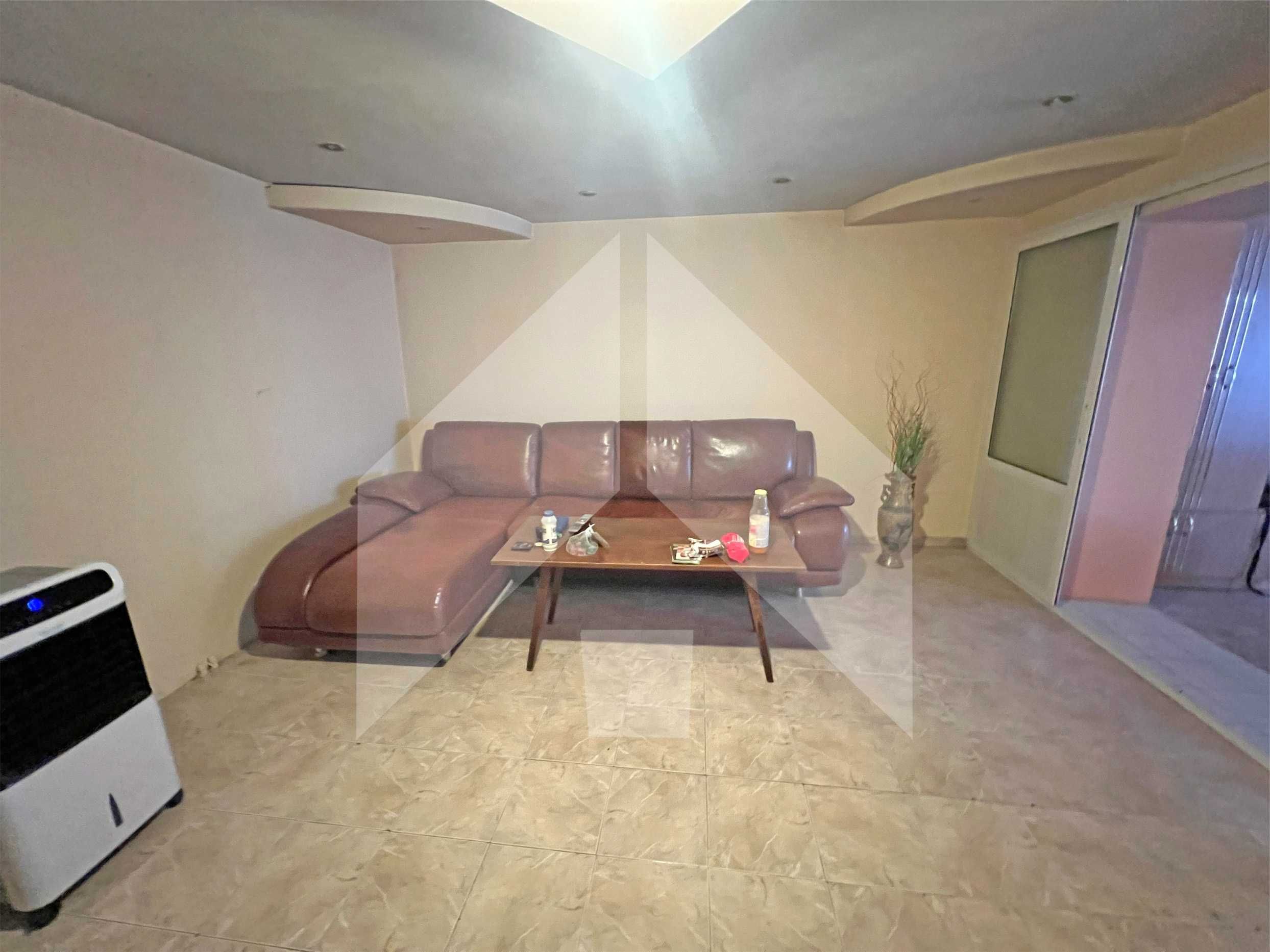 Продава едноетажна, самостоятелна къща в Нови пазар. Площ 147 кв. м.!