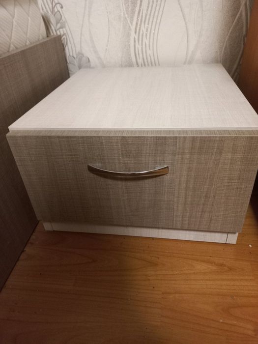 Легло с матрак и нощно шкафче