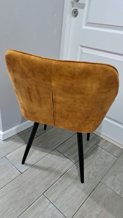 Scaune catifea aproape noi