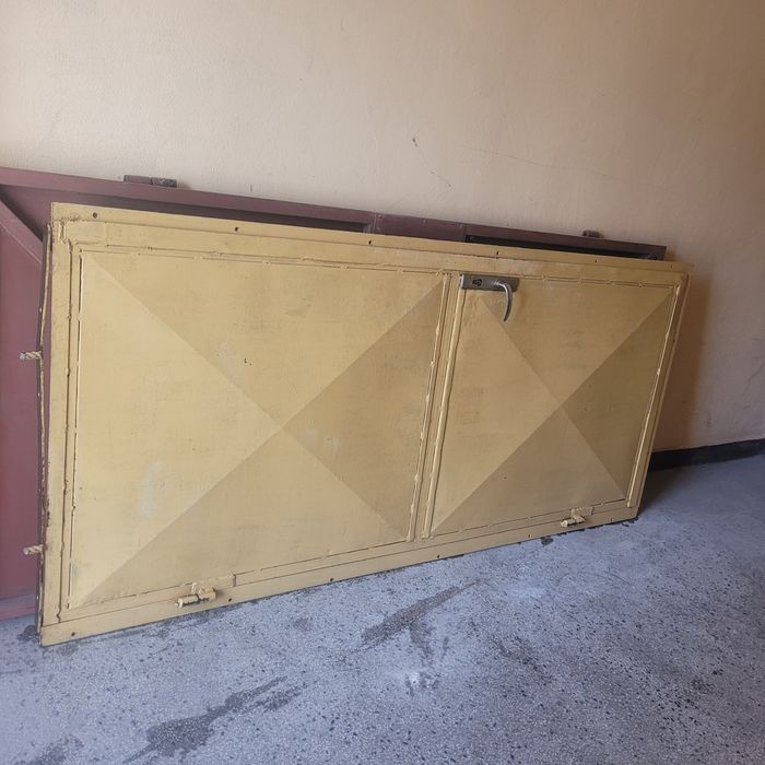 Врата метална от двете страни.