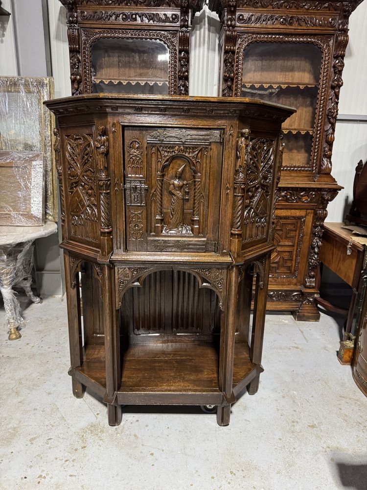 Bufet sculptat manual în stil gotic – piesă de colecție