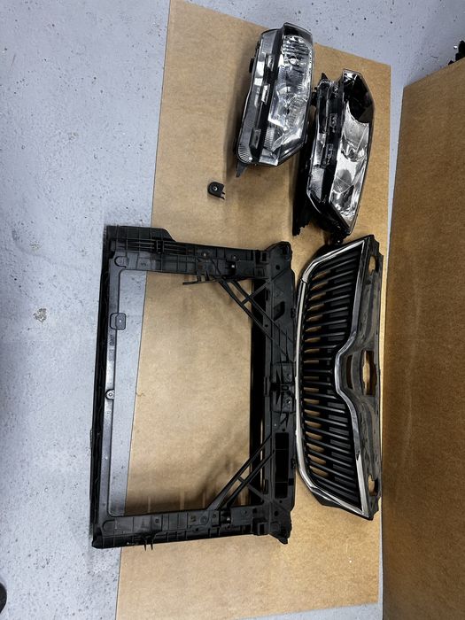 Faruri tragher grilă radiator skoda rapid