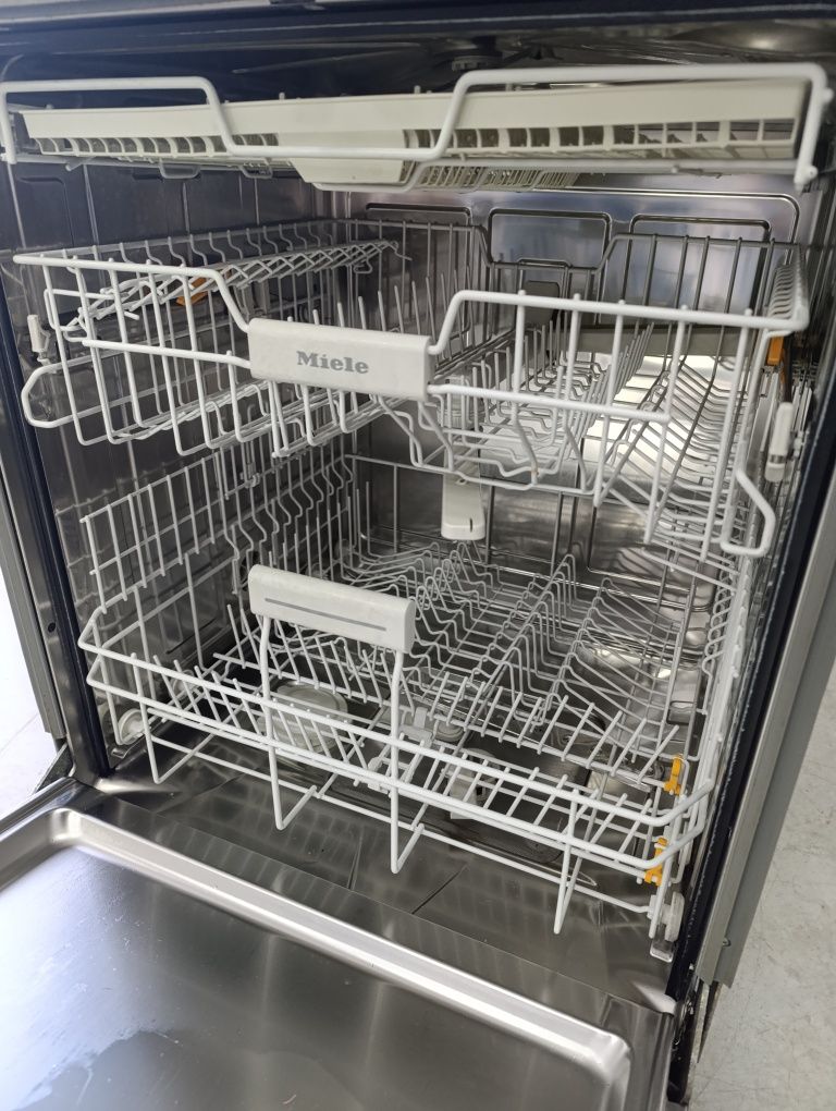 Съдомиялна машина за вграждане Miele