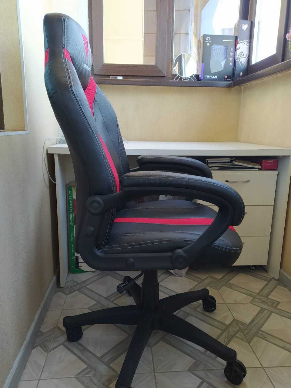 Продам кресло геймеровское
