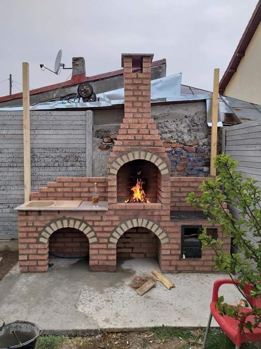 Gratare de curte din cărămidă aparentă.