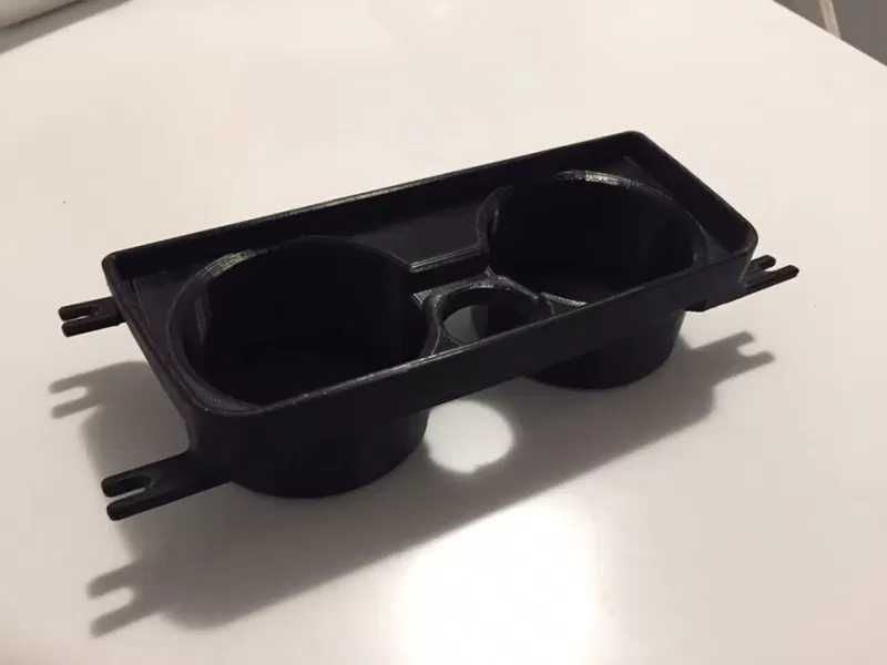 BMW E90 E91 E92 E93: Поставка за чаши със запалка (Cup Holder)