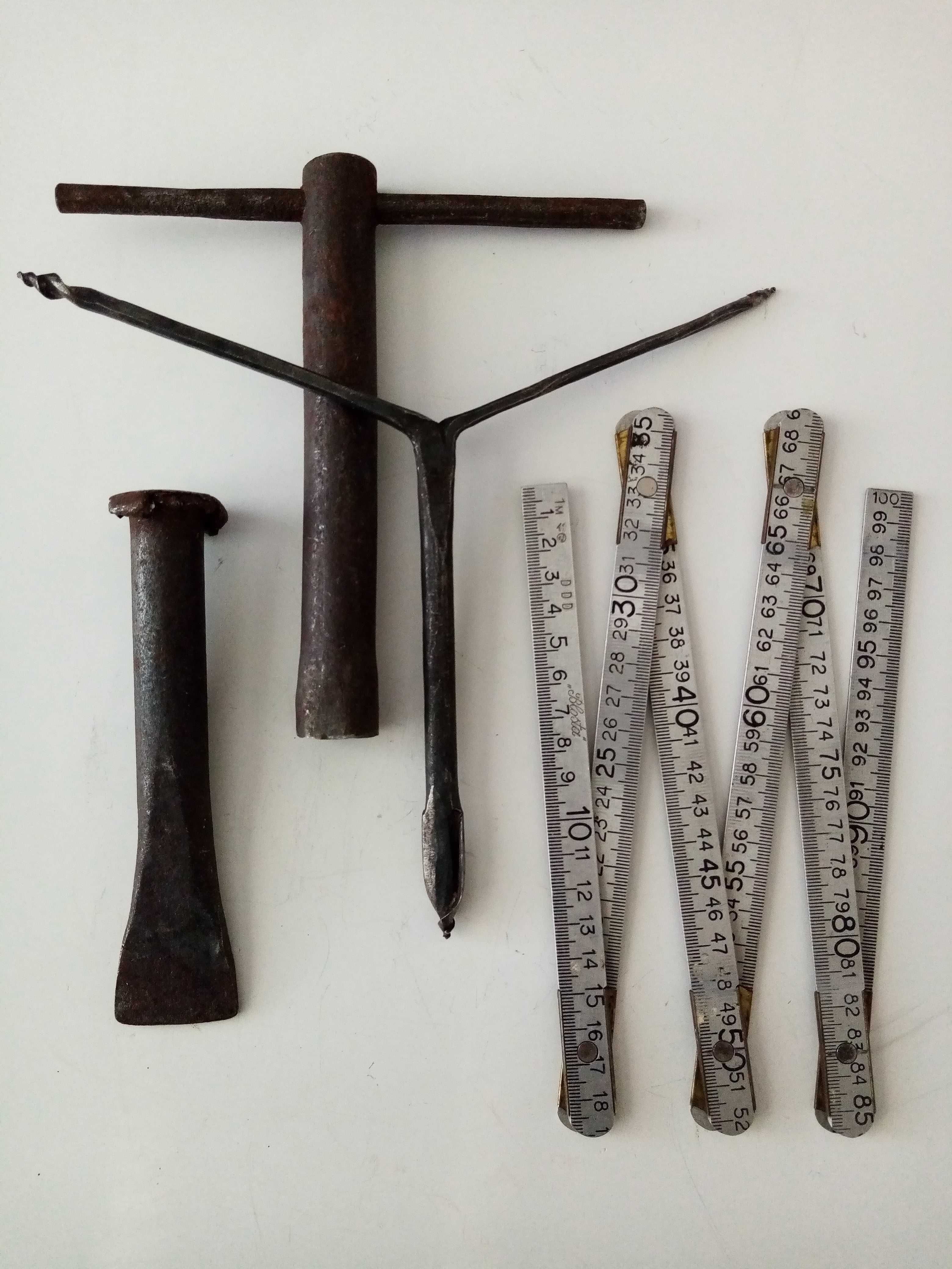 Стари инструменти-ръчен свредел, гайковерт и секач и метър.