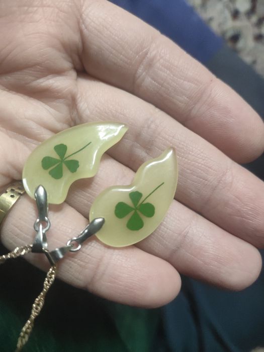 Кулон сатылады парочкаларга