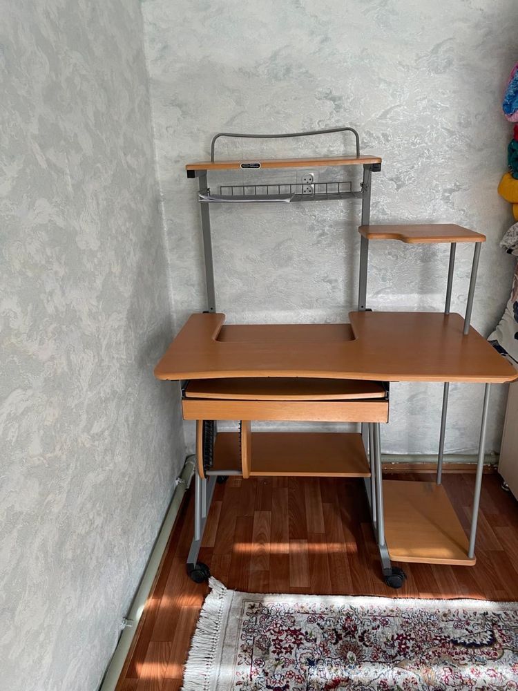 Компьютерный стол сатылады.