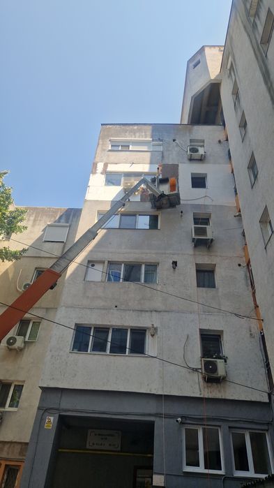 Echipa dulgheri și tinichigii executam acoperișuri și reparații .