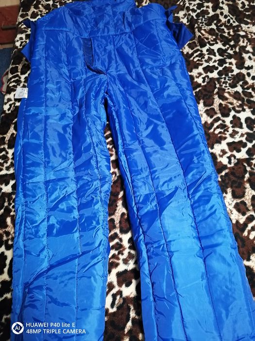 De vânzare salopetă de iarnă 80 lei :/mini mașină de cusut