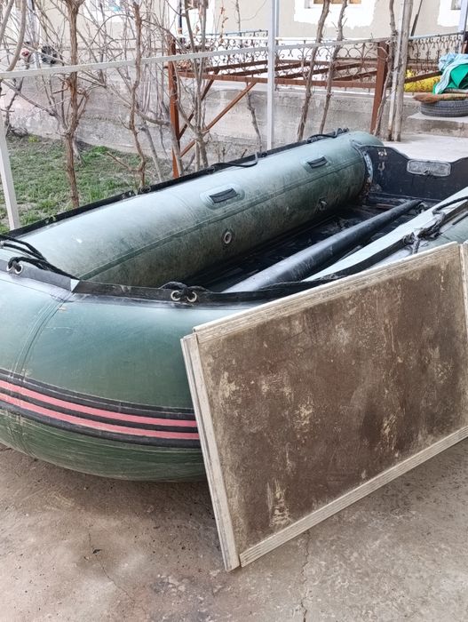 Лодка с мотором.