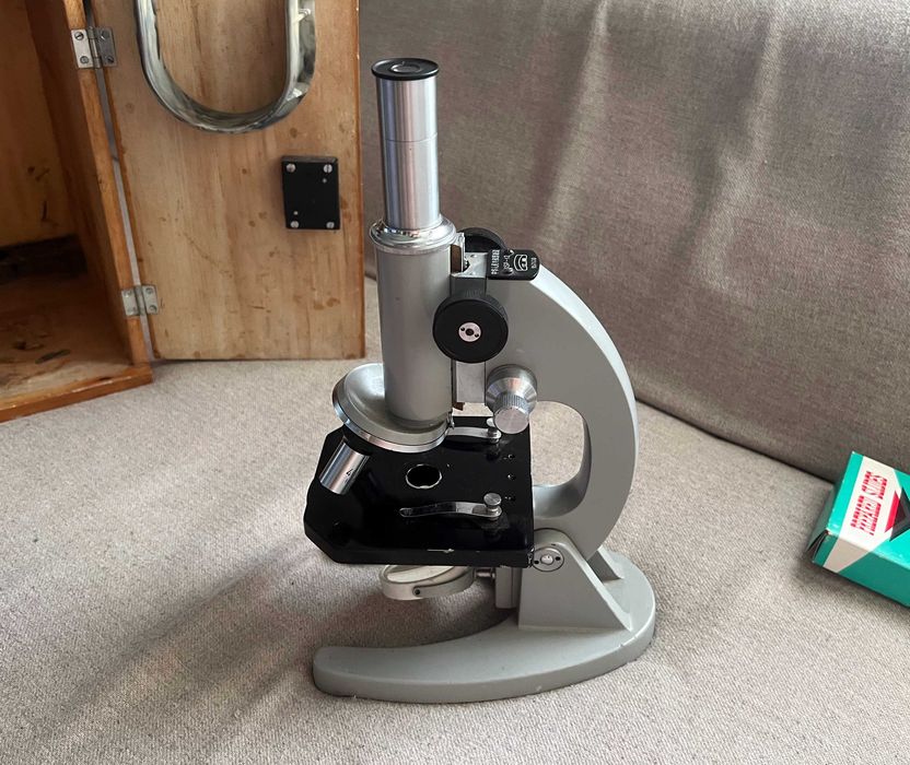Microscop optic vintage chinezesc XSP-12 cu lame și cutie lemn