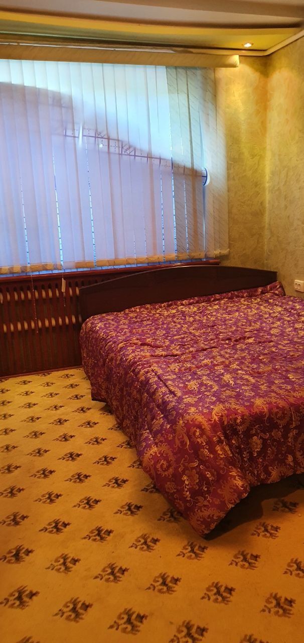 Ижарага берилади Теннисный корт КИУФ якинида. 1 этаж 3 хона