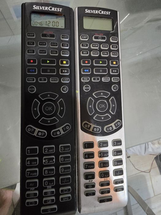 Vând telecomanda universal SilverCrest