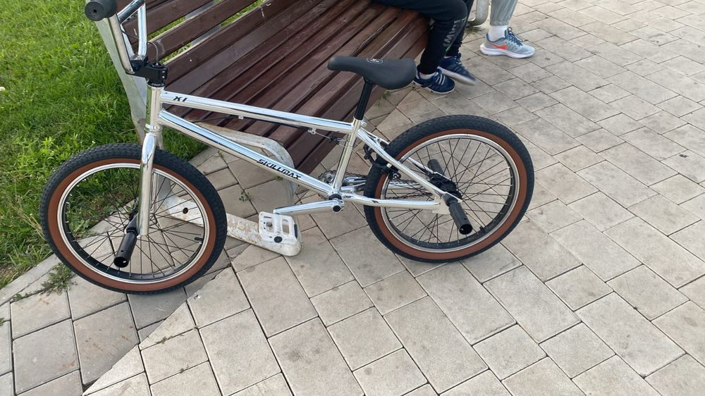 Продам велосипед БМХ , брали врошлом году за 100 тыс состояние хорош