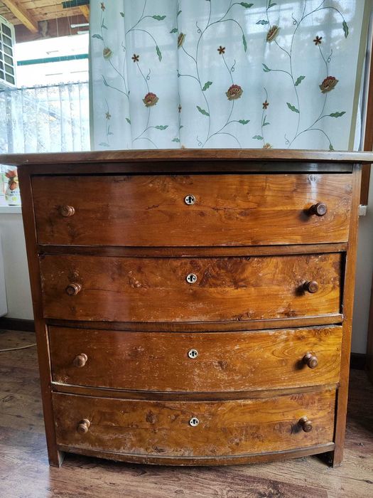 Старинен дървен скрин