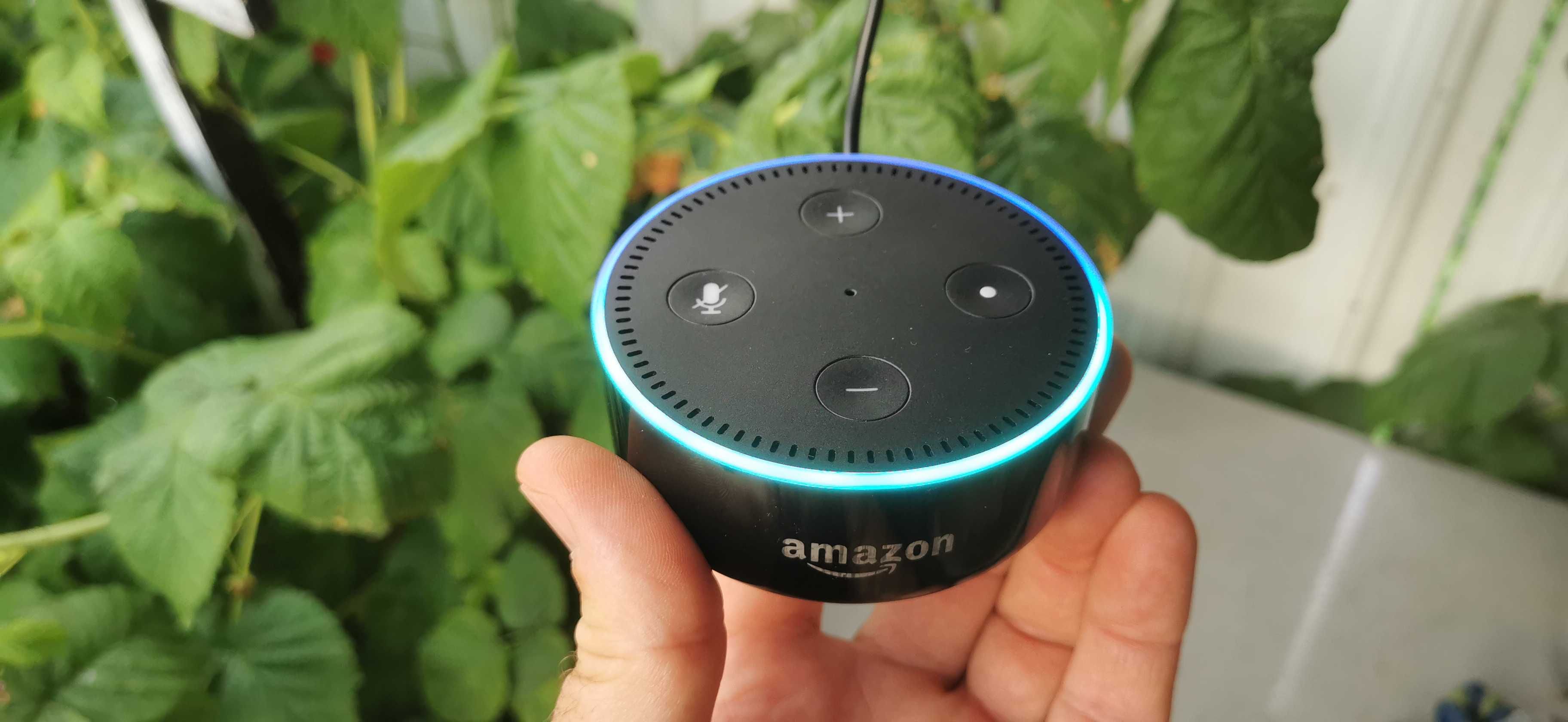 Boxa smart Alexa Echo Dot by Amazon