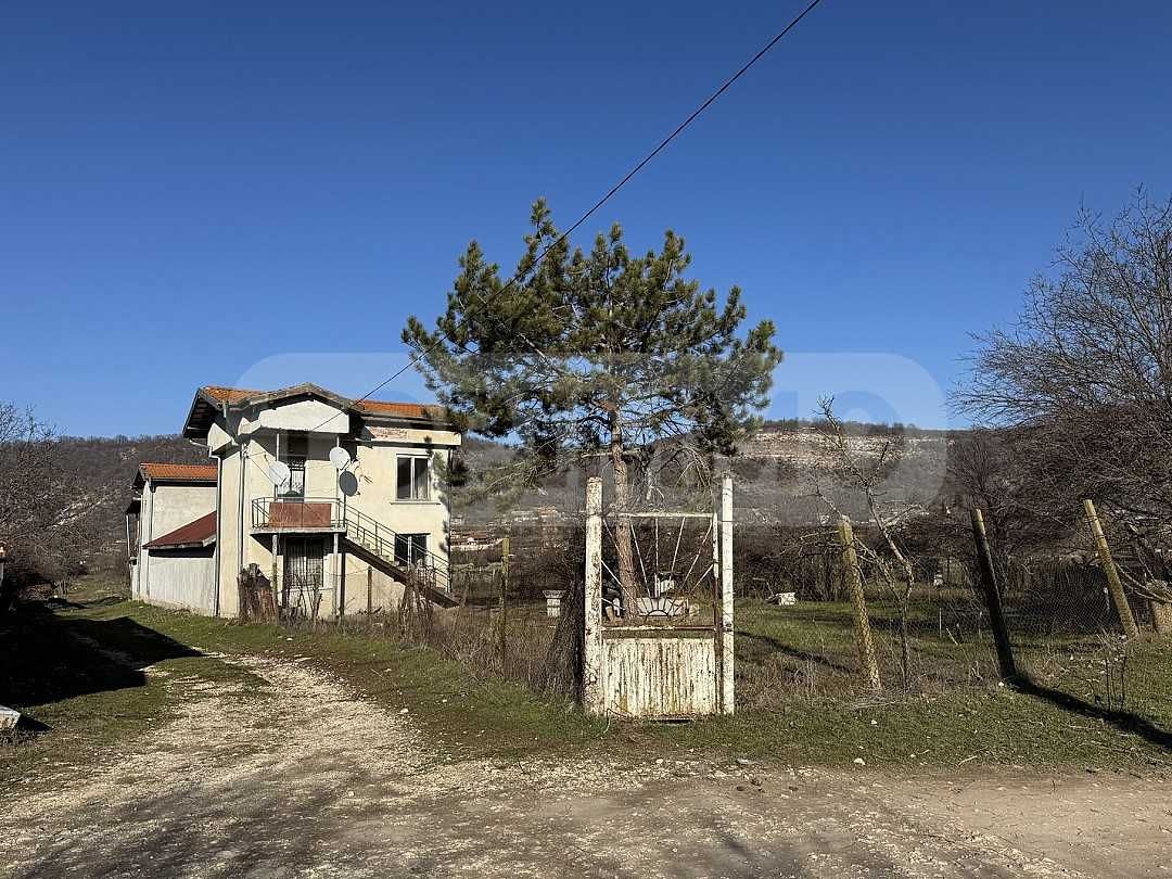 Просторна къща в село Сваленик