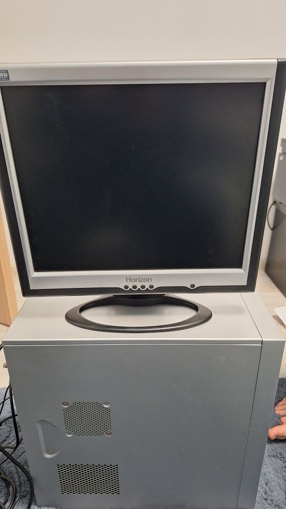 Vand PC calculator AMD cu monitor de 17 inch