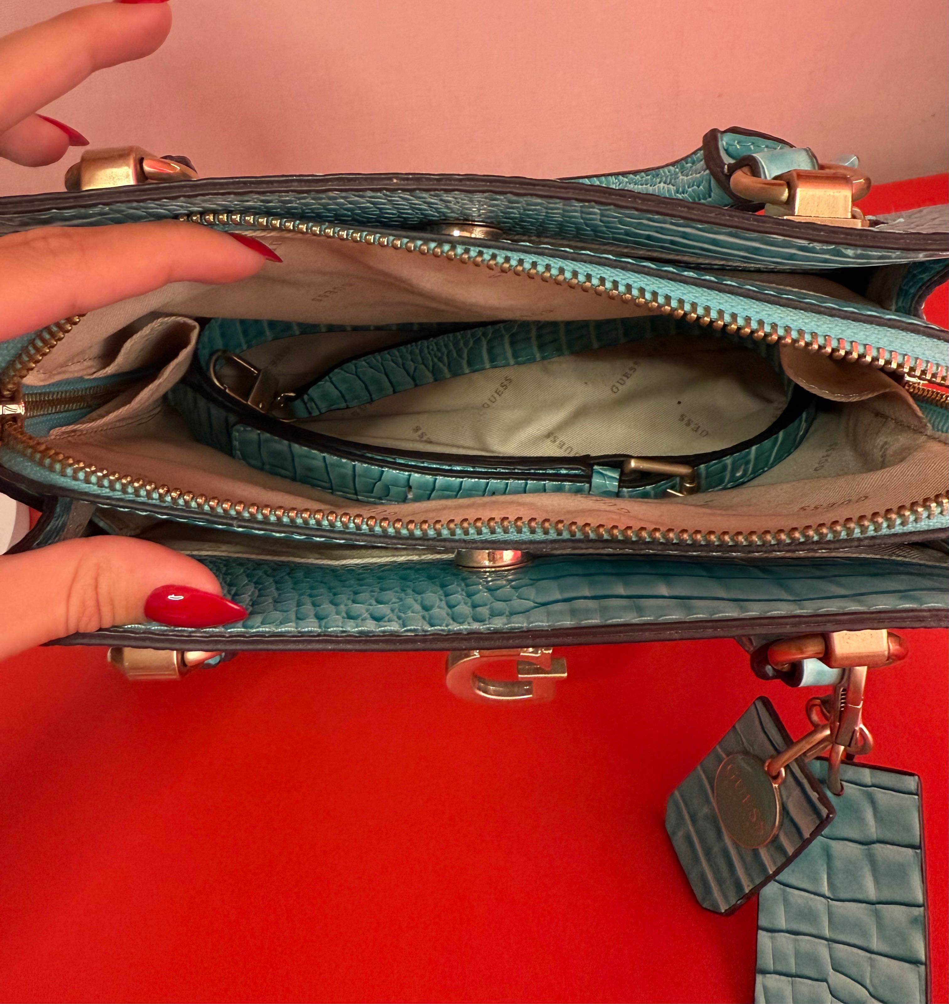 Синя чанта Guess
