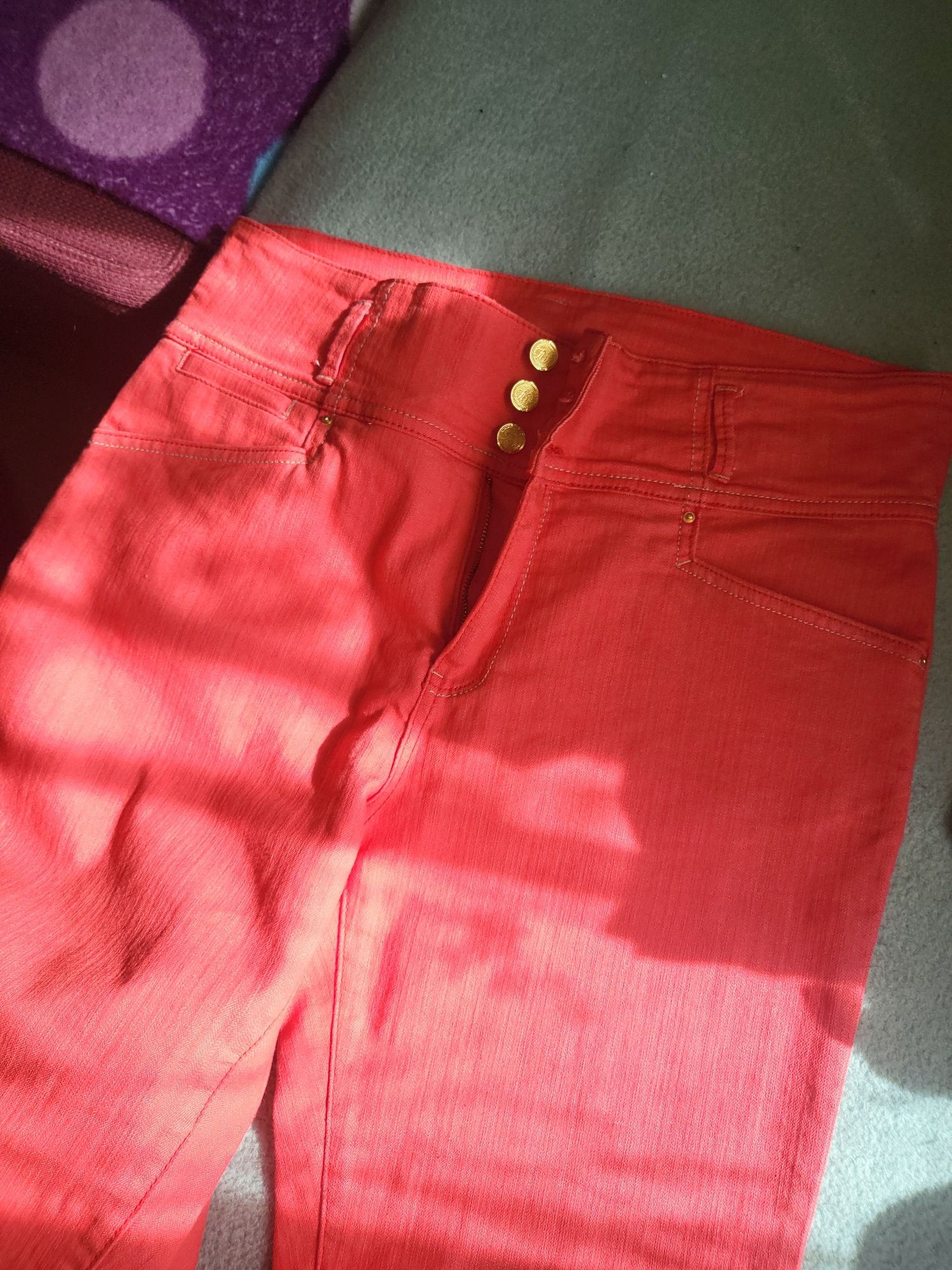 Pantaloni roșii  stare bună