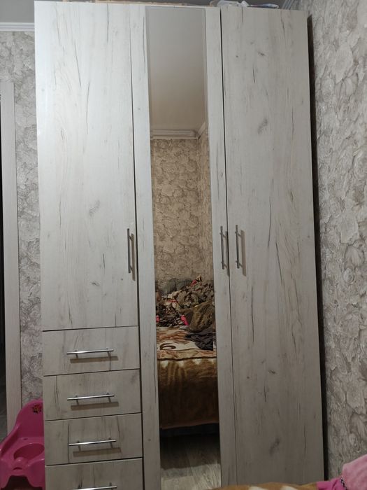 Продам шкафы плательные угловой и обычный