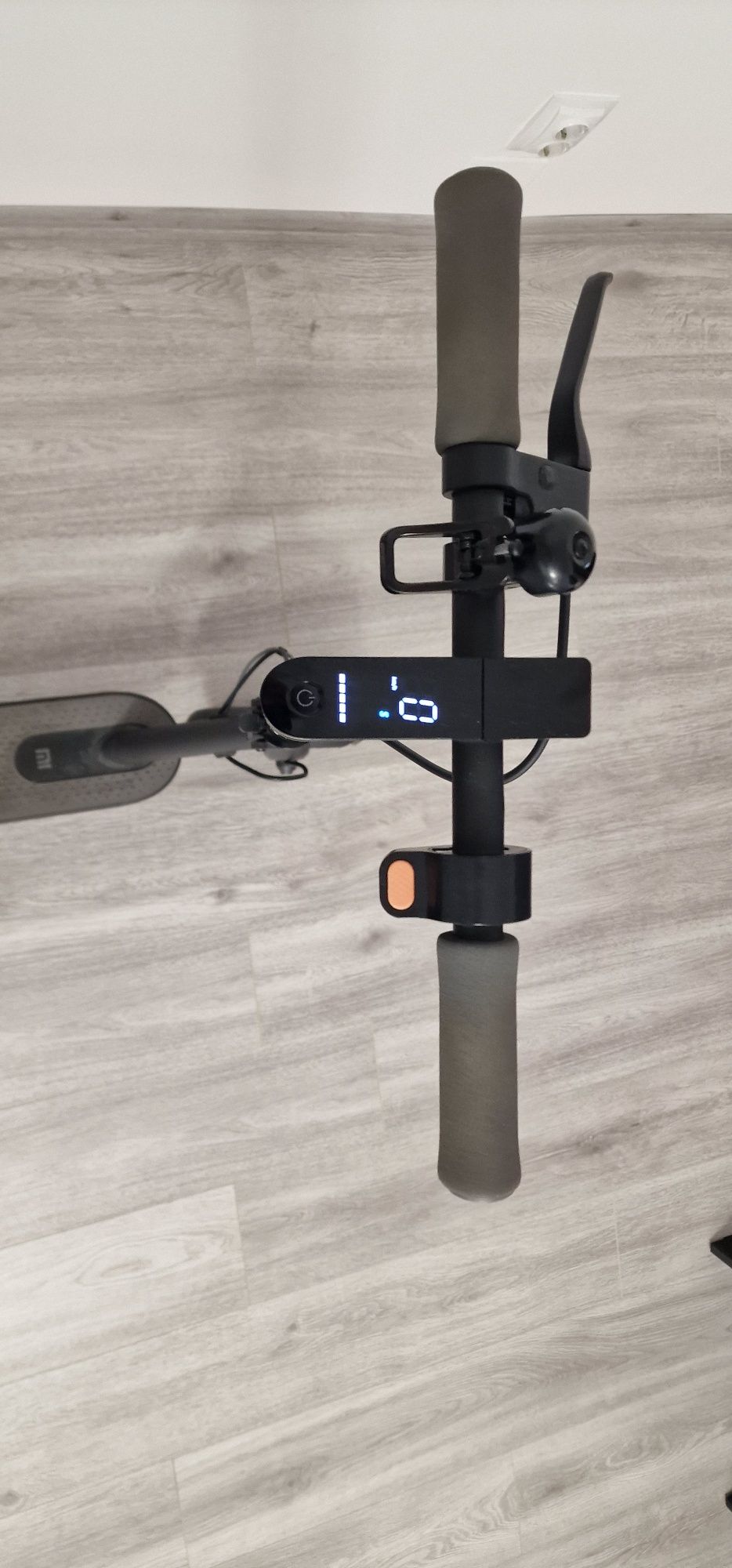 Trotinetă electrică Xiaomi Mi Scooter Essential