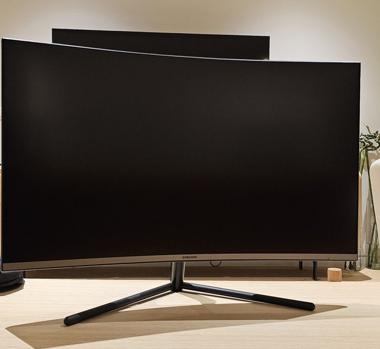 Monitor Samsung 32” 4K UHD Curved – U32R592CW – stare foarte bună