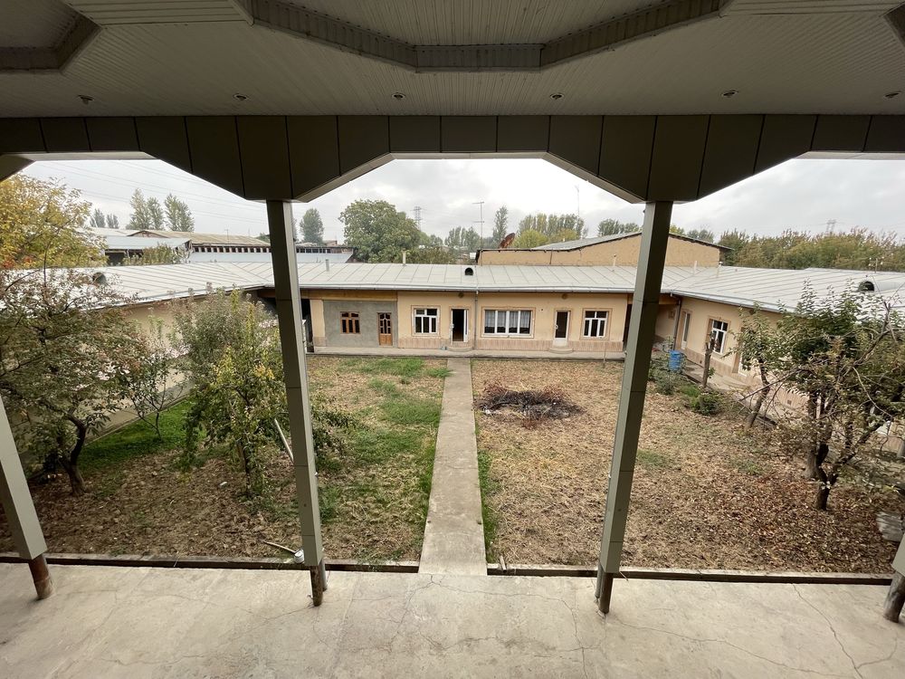 Hovli uy sotiladi