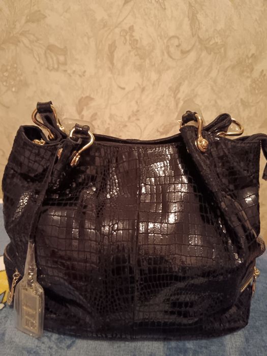 Продам сумку лазер-кожа черную, новую, лёгкую и удобную