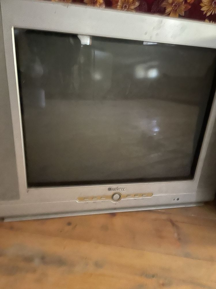 Televizorlar eski Lekin ishlaydigan hammasi