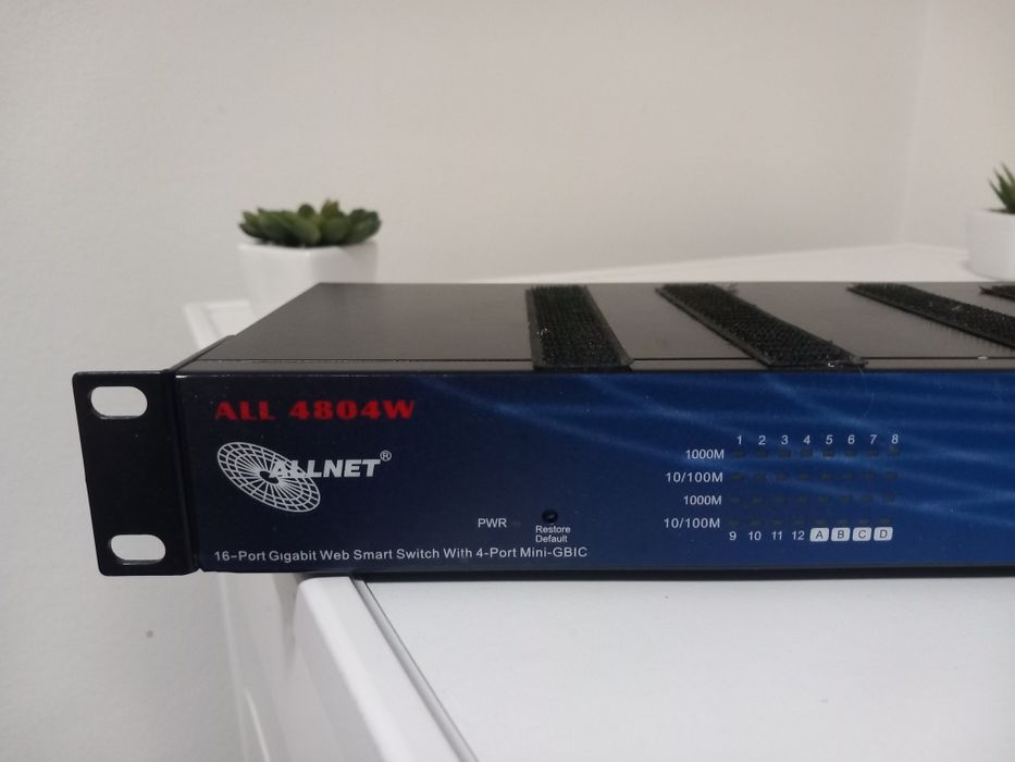 Produsul din imagine este un switch de rețea Allnet ALL4806W.
